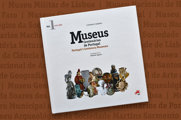 Capa do livro “Museus Centenários de Portugal” com artefactos históricos e estátuas.